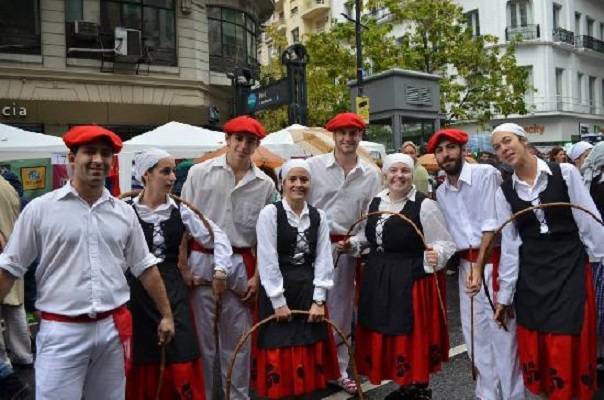 El grupo de dantzaris Eusko Hazia en el 'Buenos Aires celebra' (fotoEE)